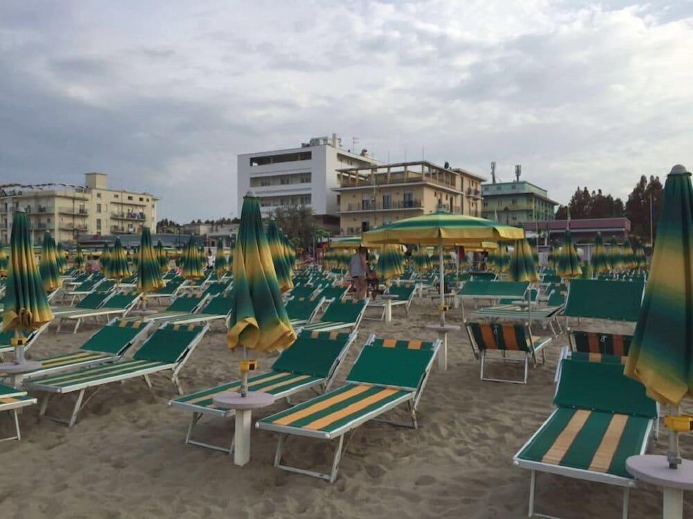 Hotel Sidney Bellaria-Igea Marina Buitenkant foto
