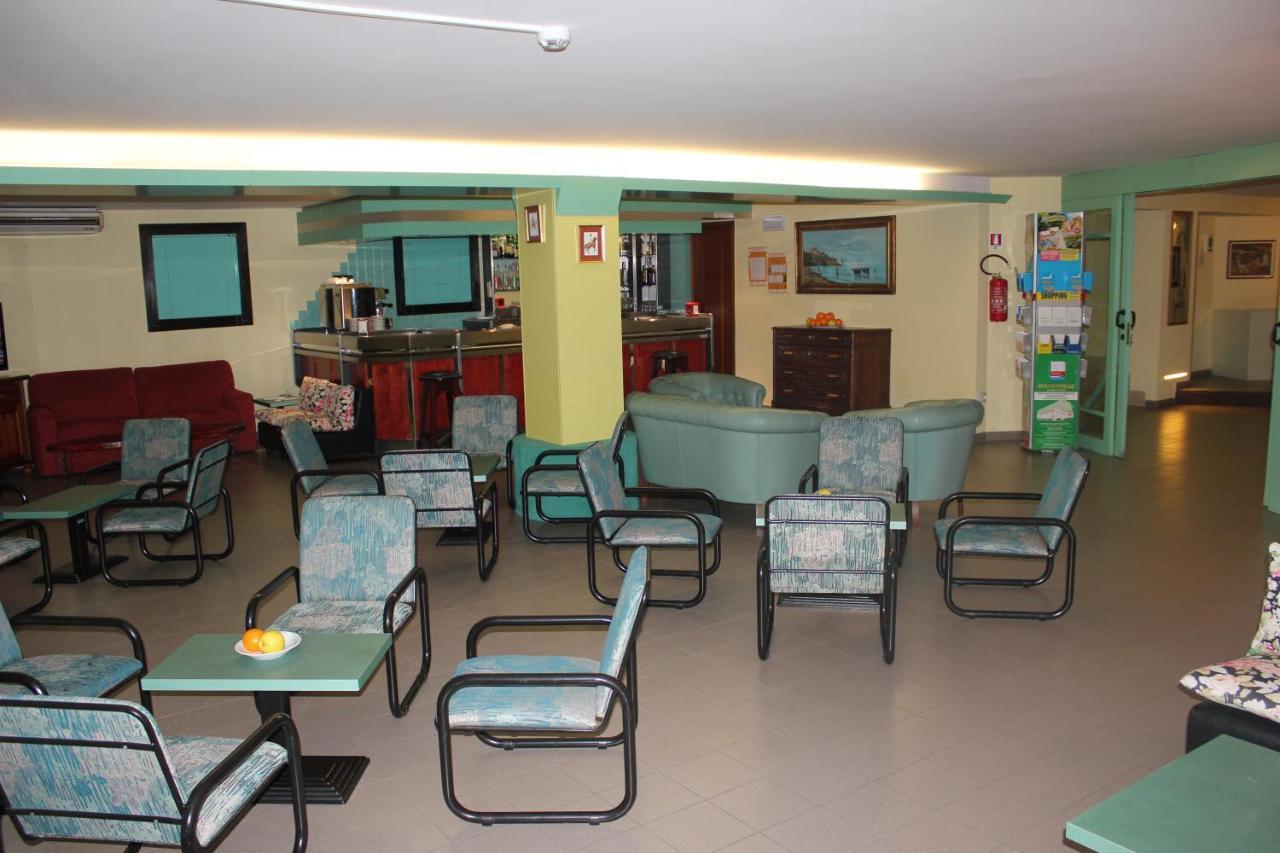 Hotel Sidney Bellaria-Igea Marina Buitenkant foto